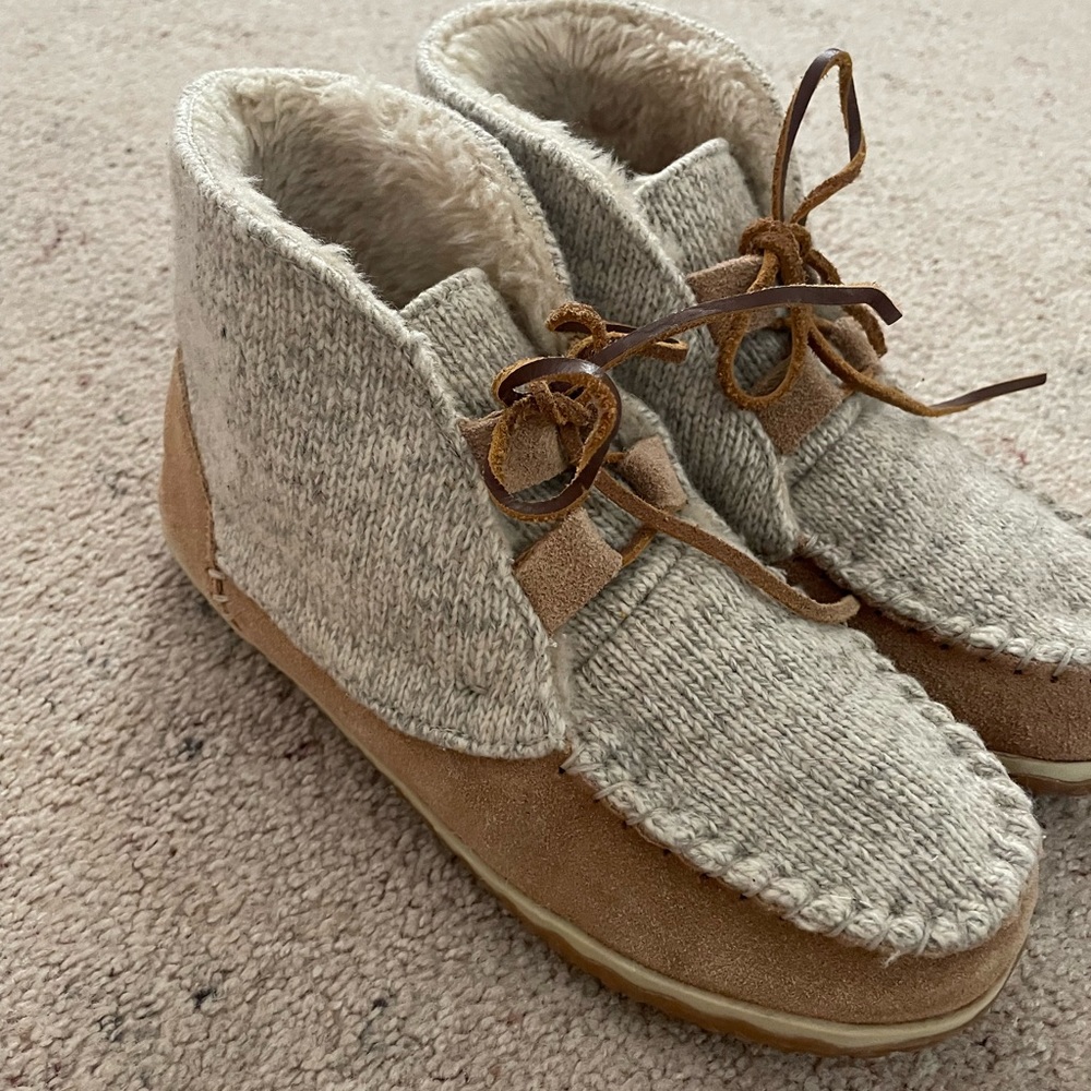 Minnetonka comfy Cinnamon colored lace up Torrey slippers